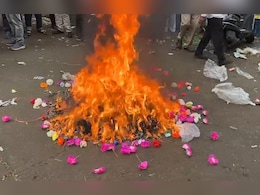 अनोखा प्रदर्शन! प्लास्टिक के फूलों की होली जलाकर किसानों ने जताया अपना विरोध अनोखा प्रदर्शन! प्लास्टिक के फूलों की होली जलाकर किसानों ने जताया अपना विरोध