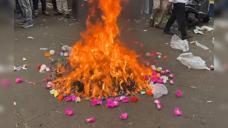 अनोखा प्रदर्शन! प्लास्टिक के फूलों की होली जलाकर किसानों ने जताया अपना विरोध अनोखा प्रदर्शन! प्लास्टिक के फूलों की होली जलाकर किसानों ने जताया अपना विरोध