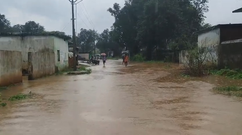 गांव के सड़कों पर भी बह रहा पानी गांव के सड़कों पर भी बह रहा पानी