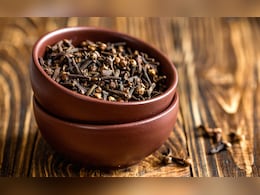 Clove Benefits: झोपण्यापूर्वी कोमट पाण्यासह 2 लवंग चावून खा, हे गंभीर आजार तुम्हाला स्पर्शही करणार नाहीत Clove Benefits: झोपण्यापूर्वी कोमट पाण्यासह 2 लवंग चावून खा, हे गंभीर आजार तुम्हाला स्पर्शही करणार नाहीत