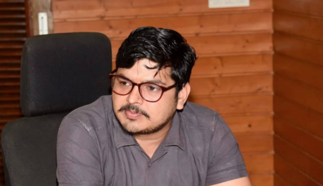 Success Story: हाथ-पैर खोए, पर हौसला नहीं, तीन उंगलियों से लिख UPSC क्लियर कर बनें IAS Officer