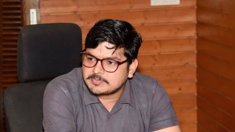 Success Story: हाथ-पैर खोए, पर हौसला नहीं, तीन उंगलियों से लिख UPSC क्लियर कर बनें IAS Officer