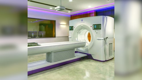 गले में मेटल चेन पहनकर गलती से MRI मशीन के पास चला गया शख्स, फिर हुआ ऐसा हादसा, जानकर कांप जाएगी रूह