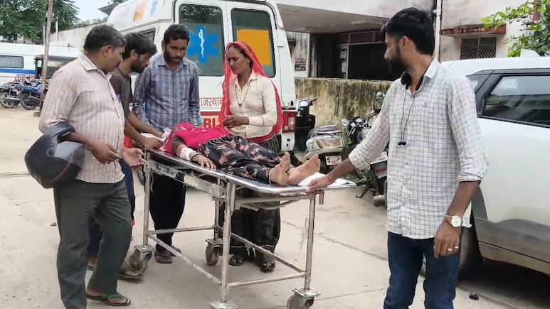 Rajasthan: अस्पताल के बिगड़े हाल, कर्मचारियों के रहते मरीजों के परिजनों को खींचनी पड़ रही ट्रॉली Rajasthan: अस्पताल के बिगड़े हाल, कर्मचारियों के रहते मरीजों के परिजनों को खींचनी पड़ रही ट्रॉली