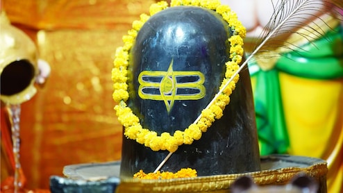 नोएडा के मंदिरों में चोरी करने वाले शातिर चोर गिरफ्तार, रेकी करने के बाद करते थे वारदात