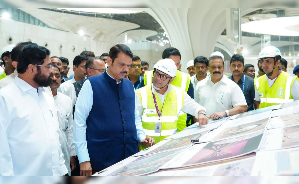 सीएम और डिप्टी सीएम ने एयरपोर्ट के बारे में डिटेल्ड जानकारियां हासिल कीं.