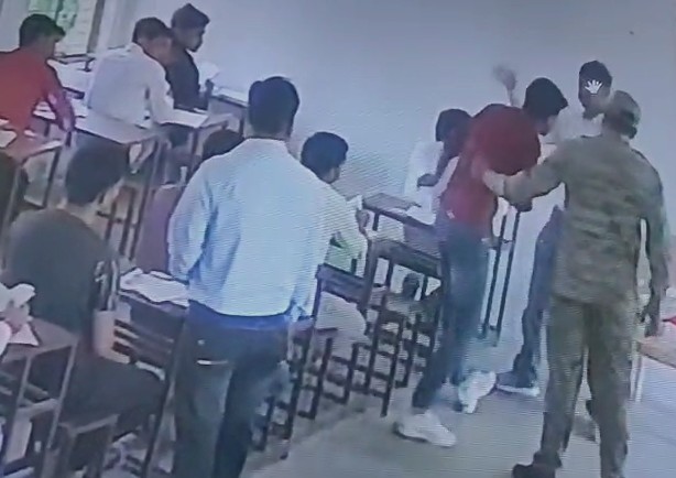 मध्य प्रदेश में परीक्षा के दौरान IAS अधिकारी ने छात्र को कई बार मारा थप्पड़, अपने बचाव में कही ये बात