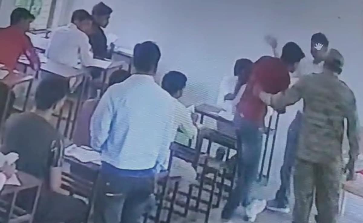 Bhopal Правителствен служител беше забелязан да шамане на студент многократно