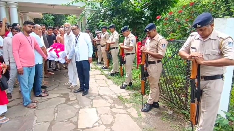 समाज सेवी के देह को किया दान, परिवार को सम्मानित करेगी मोहन सरकार, पुलिस ने दिया गार्ड ऑफ ऑनर समाज सेवी के देह को किया दान, परिवार को सम्मानित करेगी मोहन सरकार, पुलिस ने दिया गार्ड ऑफ ऑनर
