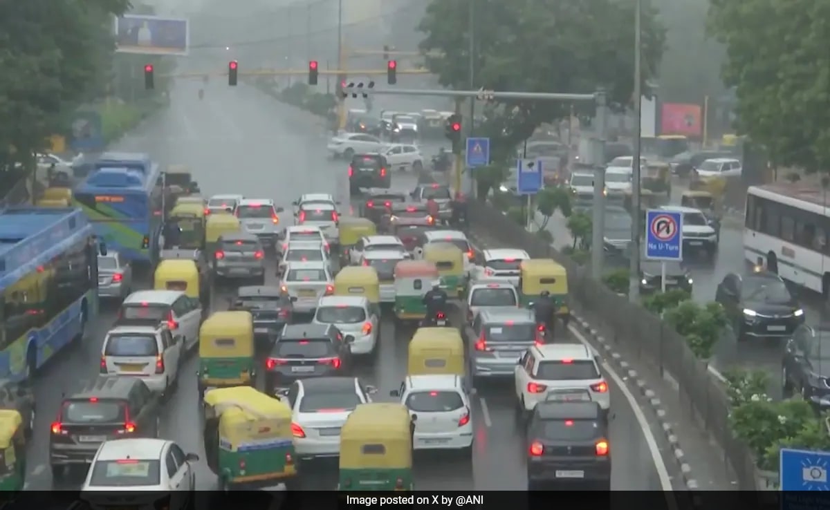 Ню Делхи Силните валежи придружени от гръмотевични бури засегнаха няколко
