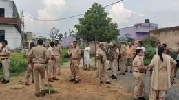 अतिक्रमण हटाने गई वन विभाग की टीम पर हमला, बस्ती के लोगों ने जमकर किया पथराव, बुरी तरह टूटी गाड़ी