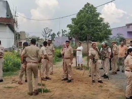 अतिक्रमण हटाने गई वन विभाग की टीम पर हमला, बस्ती के लोगों ने जमकर किया पथराव, बुरी तरह टूटी गाड़ी अतिक्रमण हटाने गई वन विभाग की टीम पर हमला, बस्ती के लोगों ने जमकर किया पथराव, बुरी तरह टूटी गाड़ी