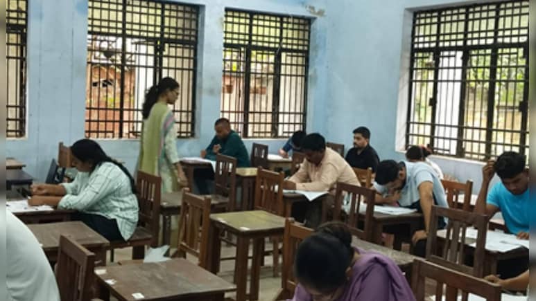 UP RO ARO Exam: यूपी के सभी 75 जिलों में खत्म हुई RO/ARO की परीक्षा, जानें कब जारी होगी आंसर-की UP RO ARO Exam: यूपी के सभी 75 जिलों में खत्म हुई RO/ARO की परीक्षा, जानें कब जारी होगी आंसर-की