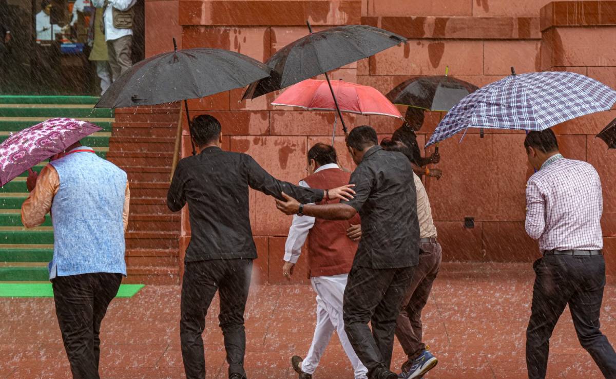 जब संसद के गलियारों में बरसी बूंदें: छातों और मुस्कुराहटों के साथ नजर आया नेताजी का अलग अंदाज