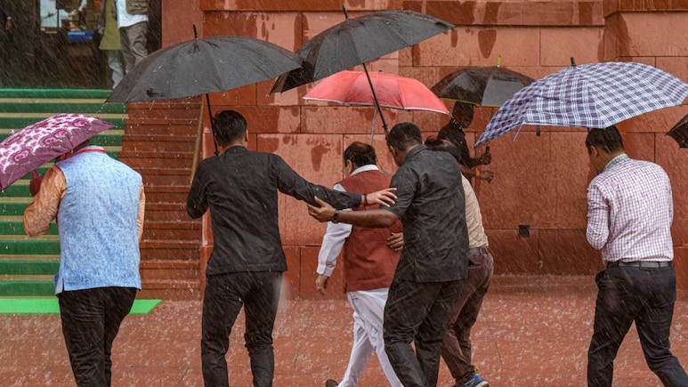 मॉनसून सेशन: अखिलेश, कंगना, राजनाथ… संसद के बाहर जब मॉनसून ने सबको भिगोया मॉनसून सेशन: अखिलेश, कंगना, राजनाथ… संसद के बाहर जब मॉनसून ने सबको भिगोया