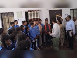 युक्तियुक्तकरण से छात्र-छात्राओं की बढ़ी परेशानी, स्कूलों में शिक्षकों की कमी; कलेक्टर के पास पहुंचे स्टूडेंट्स युक्तियुक्तकरण से छात्र-छात्राओं की बढ़ी परेशानी, स्कूलों में शिक्षकों की कमी; कलेक्टर के पास पहुंचे स्टूडेंट्स