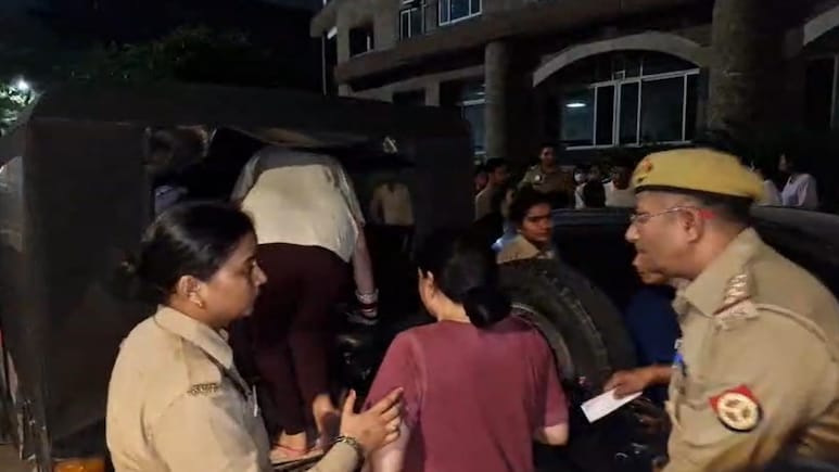 'मुझे मानसिक रूप से प्रताड़ित किया', नोएडा कॉलेज की छात्रा ने आत्महत्या की, स्टाफ पर लगाए गंभीर आरोप 'मुझे मानसिक रूप से प्रताड़ित किया', नोएडा कॉलेज की छात्रा ने आत्महत्या की, स्टाफ पर लगाए गंभीर आरोप