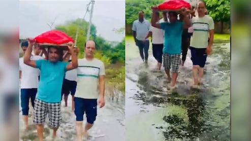 नोएडा एक्सटेंशन का बारिश से ऐसा हाल, एक-दूसरे का कंधा पकड़ अर्थी जा रही श्मशान