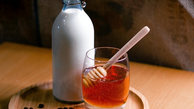 7 benefits of drinking milk with honey 7 benefits of drinking milk with honey