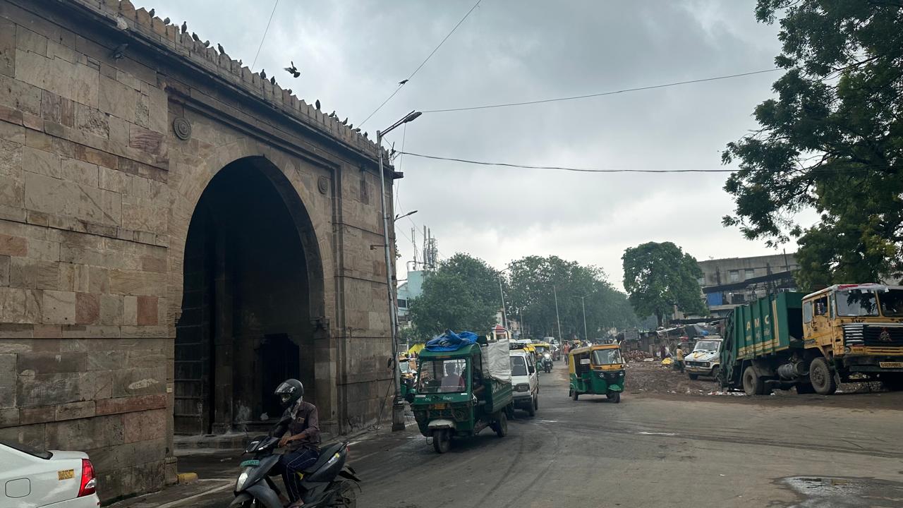 Muck and garbage around Prem Darwaza Muck and garbage around Prem Darwaza