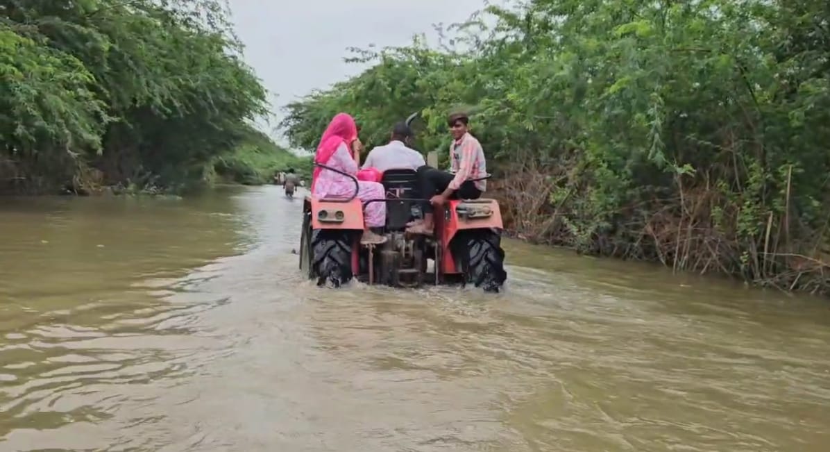 लोगों को ट्रैक्टर से सुरक्षित स्थान पर ले जाया जा रहा है. लोगों को ट्रैक्टर से सुरक्षित स्थान पर ले जाया जा रहा है.