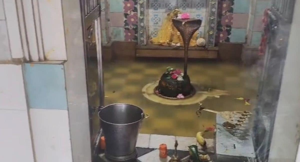 चंद्रेश्वर महादेव मंदिर के गर्भगृह में भरा पानी. चंद्रेश्वर महादेव मंदिर के गर्भगृह में भरा पानी.