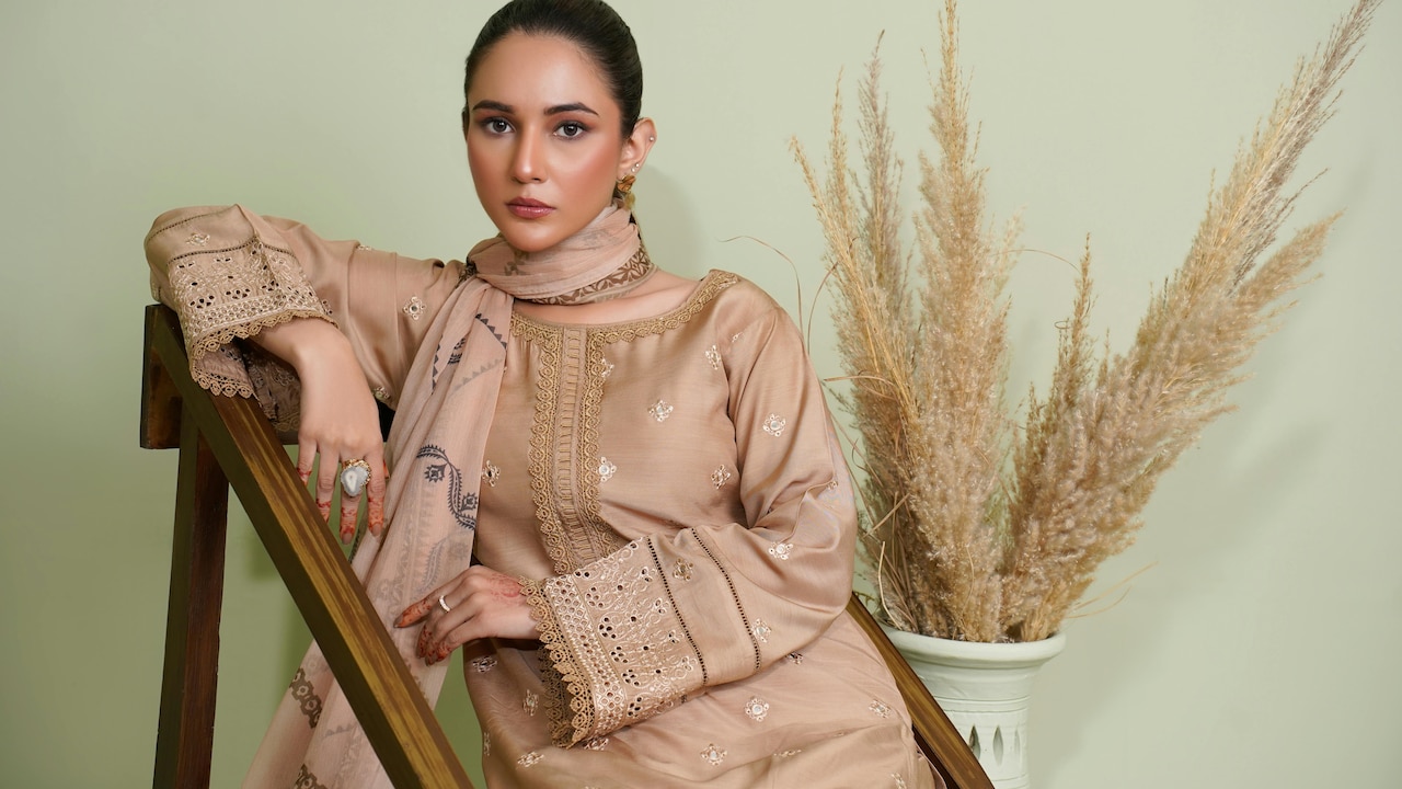 Upgrade your kurta set with a dupatta and enjoy easy style this Ethnic Week.