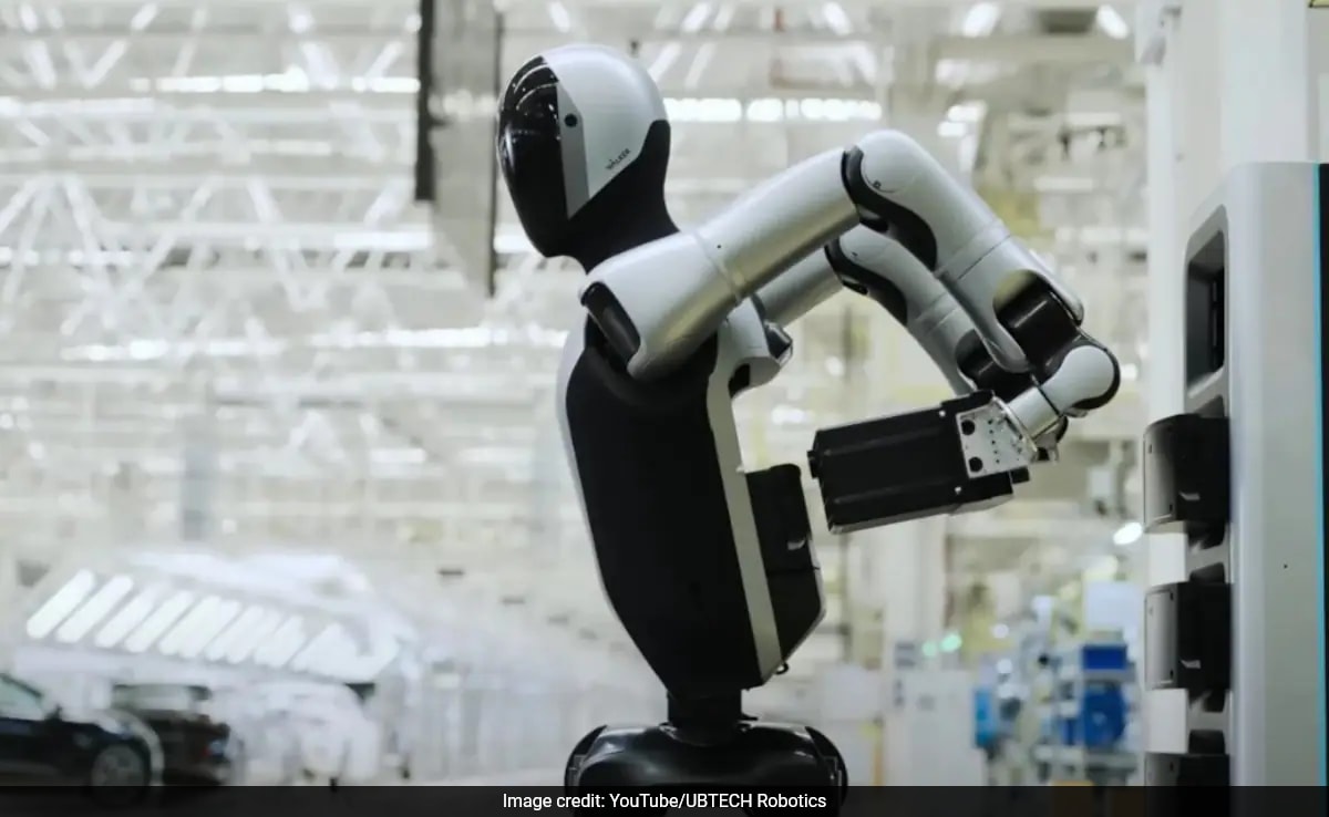 Китайска фирма стартира хуманоиден робот който може да промени собствената