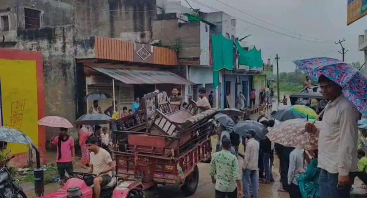 पार्वती नदी के किनारे बसे लोग पलायन कर रहे हैं. पार्वती नदी के किनारे बसे लोग पलायन कर रहे हैं.