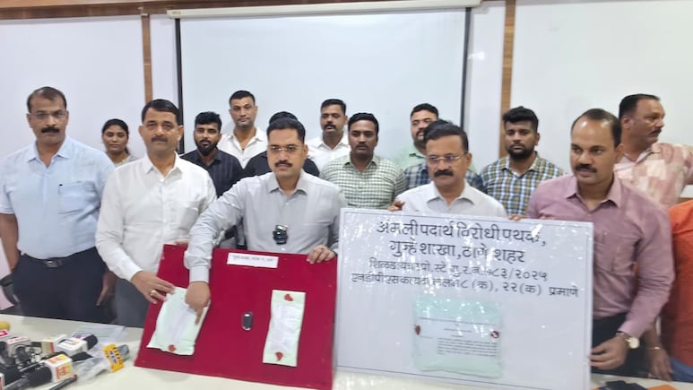 Thane News: झोमॅटो डिलिव्हरी बॉय निघाला ड्रग्स तस्कर, 3.97 कोटींच्या एमडी ड्रग्जसह दोन आरोपींना अटक Thane News: झोमॅटो डिलिव्हरी बॉय निघाला ड्रग्स तस्कर, 3.97 कोटींच्या एमडी ड्रग्जसह दोन आरोपींना अटक