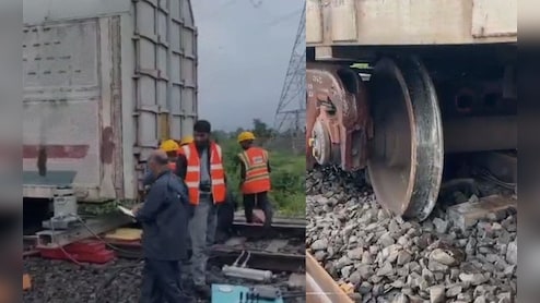 MP में पटरी से उतरी मालगाड़ी की बोगी, ट्रैक बुरी तरह हुआ क्षतिग्रस्त, रेलवे ने बनाई जांच टीम 