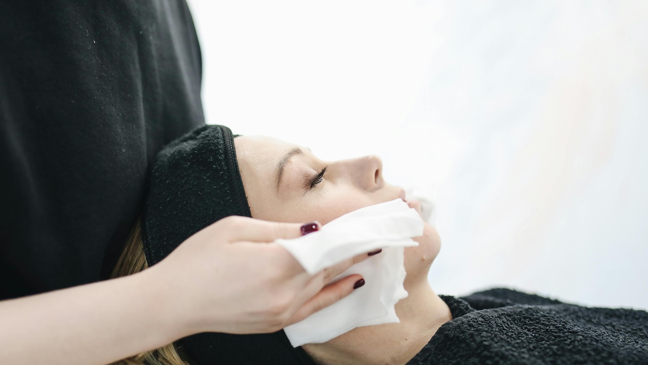 Eco-friendly bloating papers made from rice and linen offer a sustainable solution to midday shine