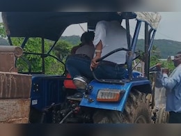 MP में नायब तहसीलदार को ट्रैक्टर से कुचलने का प्रयास, ऐसे बचाई अपनी जान   MP में नायब तहसीलदार को ट्रैक्टर से कुचलने का प्रयास, ऐसे बचाई अपनी जान