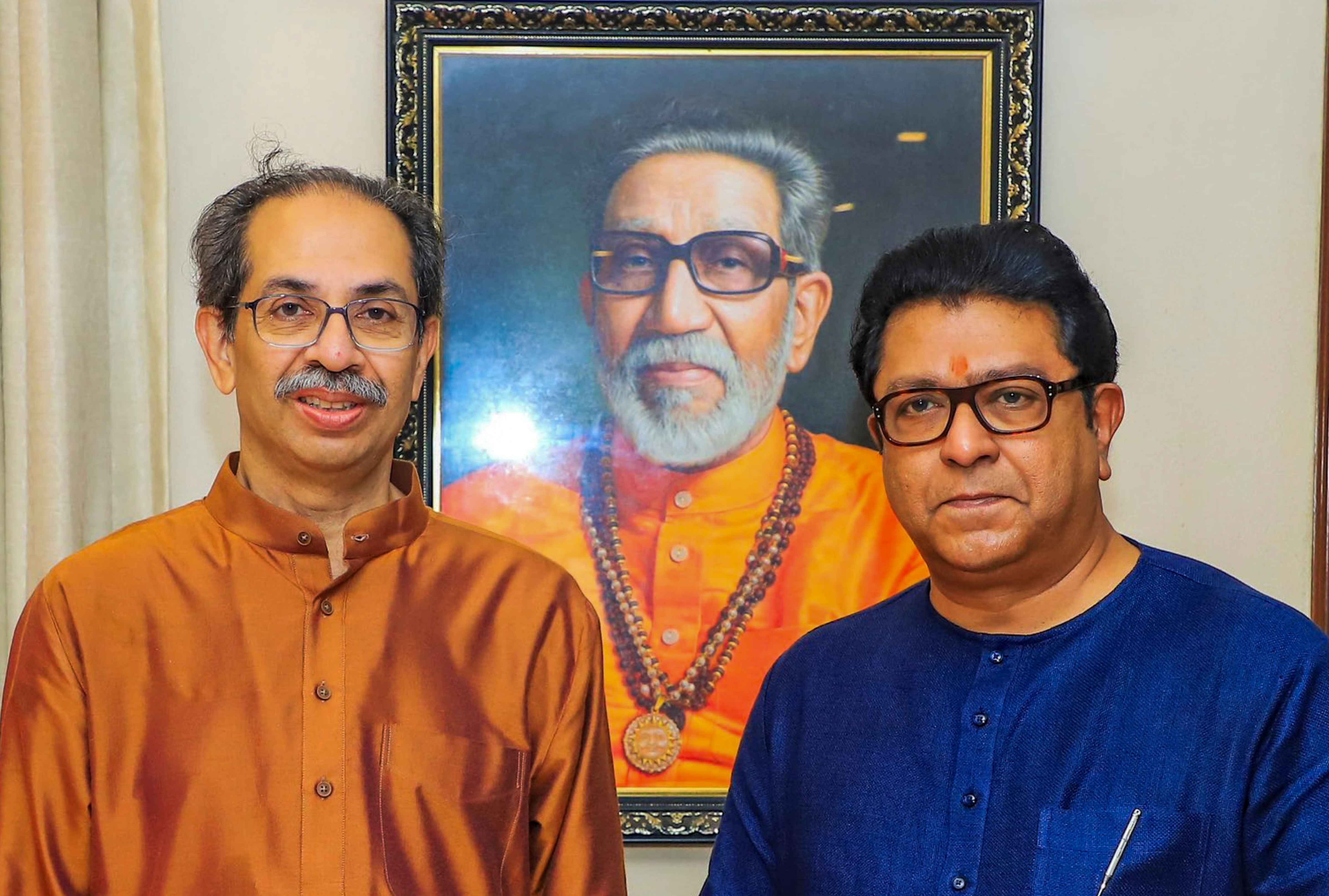 13 साल बाद मातोश्री पहुंचे राज ठाकरे, उद्धव को कहा- 'हैप्‍पी बर्थडे', मंत्री राणे बोले- पतन इसे ही कहते है...