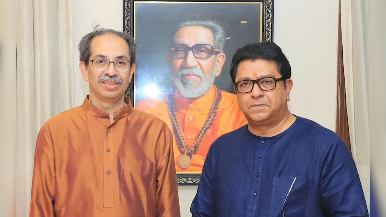 Raj Thackeray: ठाकरे बंधुंची गळाभेट, 20 मिनिटे चर्चा, 'मातोश्री'वरील भेटीमागचे 'राज'कारण काय? Raj Thackeray: ठाकरे बंधुंची गळाभेट, 20 मिनिटे चर्चा, 'मातोश्री'वरील भेटीमागचे 'राज'कारण काय?