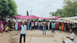 Tonk Protest: "बजरी माफिया के आतंक से मुक्ति दिलाओ", टोंक में मृतक का शव रखकर दूसरे दिन भी जारी है प्रदर्शन