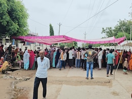 Tonk Protest: "बजरी माफिया के आतंक से मुक्ति दिलाओ", टोंक में मृतक का शव रखकर दूसरे दिन भी जारी है प्रदर्शन Tonk Protest: "बजरी माफिया के आतंक से मुक्ति दिलाओ", टोंक में मृतक का शव रखकर दूसरे दिन भी जारी है प्रदर्शन