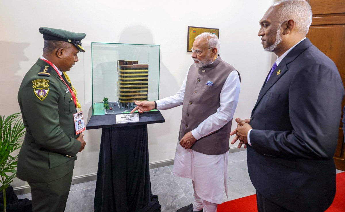 मालदीव के रक्षा मंत्रालय की इमारत के उद्घाटन के अवसर पर प्रधानमंत्री नरेंद्र मोदी. मालदीव के रक्षा मंत्रालय की इमारत के उद्घाटन के अवसर पर प्रधानमंत्री नरेंद्र मोदी.