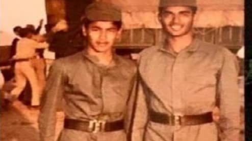 दोस्त के साथ दिख रहा यह लड़का बॉलीवुड और साउथ सिनेमा पर करता है राज, दे चुका है कई ब्लॉकबस्टर फिल्में, स्टूडेंट से हुआ था प्यार...