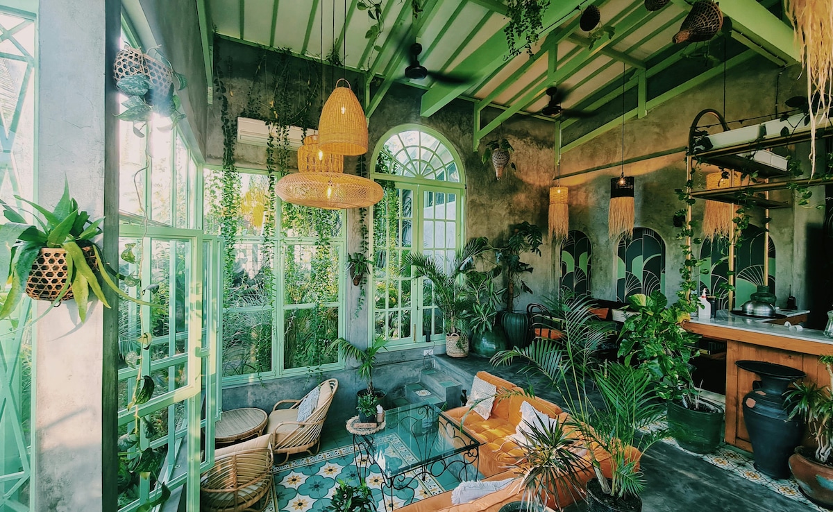 Bali is knows for its vibrant cafe culture. 