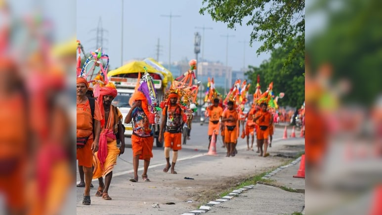 ग्वालियर में भीषण सड़क हादसा, तेज रफ्तार कार ने कांवड़ियों को कुचला, 4 की मौत ग्वालियर में भीषण सड़क हादसा, तेज रफ्तार कार ने कांवड़ियों को कुचला, 4 की मौत