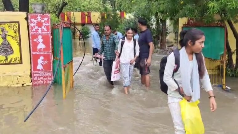 Weather Alert: भारी बारिश का कहर जारी, SDRF ने रेस्क्यू कर छात्रावास से बाहर निकाला कई लड़कियों को