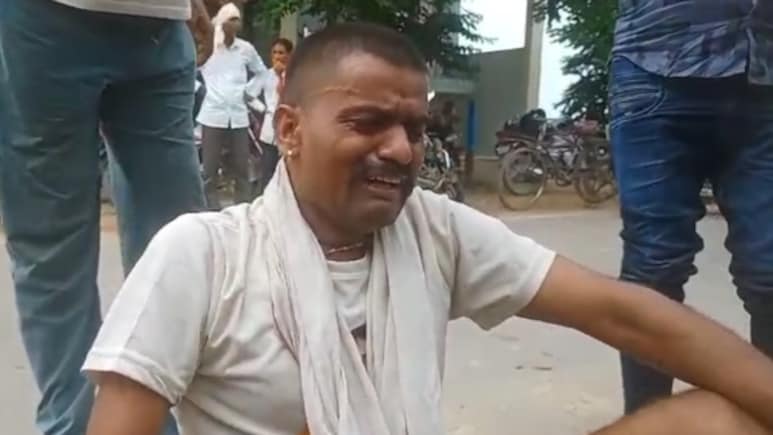 Rajasthan: धौलपुर में कांवड़ चढ़ाकर लौट रहे युवकों को कार ने रौंदा, एक की मौत 2 घायल Rajasthan: धौलपुर में कांवड़ चढ़ाकर लौट रहे युवकों को कार ने रौंदा, एक की मौत 2 घायल