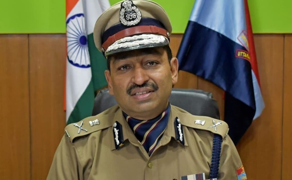 उत्तराखंड के पूर्व डीजीपी अशोक कुमार की किताब खाकी में इंसान पुलिस की वास्तविक जिंदगी और समाज के साथ उसके जटिल रिश्ते को समझाती है. उत्तराखंड के पूर्व डीजीपी अशोक कुमार की किताब खाकी में इंसान पुलिस की वास्तविक जिंदगी और समाज के साथ उसके जटिल रिश्ते को समझाती है.