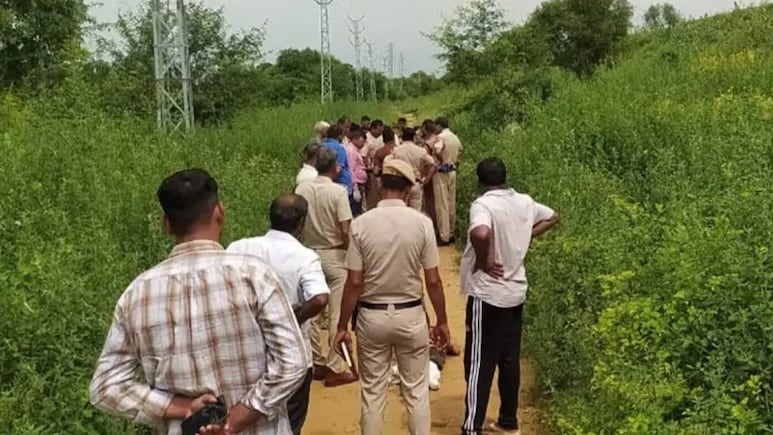 पिता को मोबाइल चोरी के बारे में बताया तो चोर ने ली 7 साल के मासूम की जान... कैंची से किए दर्जनों वार पिता को मोबाइल चोरी के बारे में बताया तो चोर ने ली 7 साल के मासूम की जान... कैंची से किए दर्जनों वार