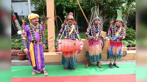 मुख्यमंत्री निवास में छाया हरेली उत्सव का रंग, पारंपरिक लोक यंत्रों के साथ सुंदर नाचा का हो रहा आयोजन