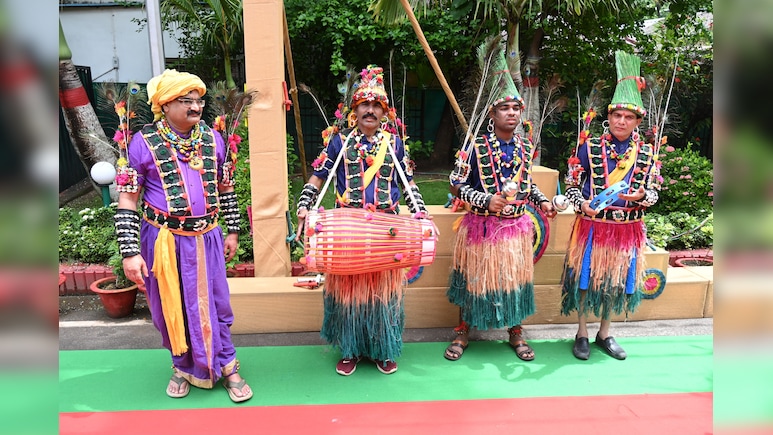 मुख्यमंत्री निवास में छाया हरेली उत्सव का रंग, पारंपरिक लोक यंत्रों के साथ सुंदर नाचा का हो रहा आयोजन