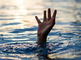 Mumbai News: अदृश्य शक्तीचा भास झाल्याने समुद्रात उडी; बुडणाऱ्या महिलेला पोलीस कर्मचाऱ्याने वाचवले! Mumbai News: अदृश्य शक्तीचा भास झाल्याने समुद्रात उडी; बुडणाऱ्या महिलेला पोलीस कर्मचाऱ्याने वाचवले!