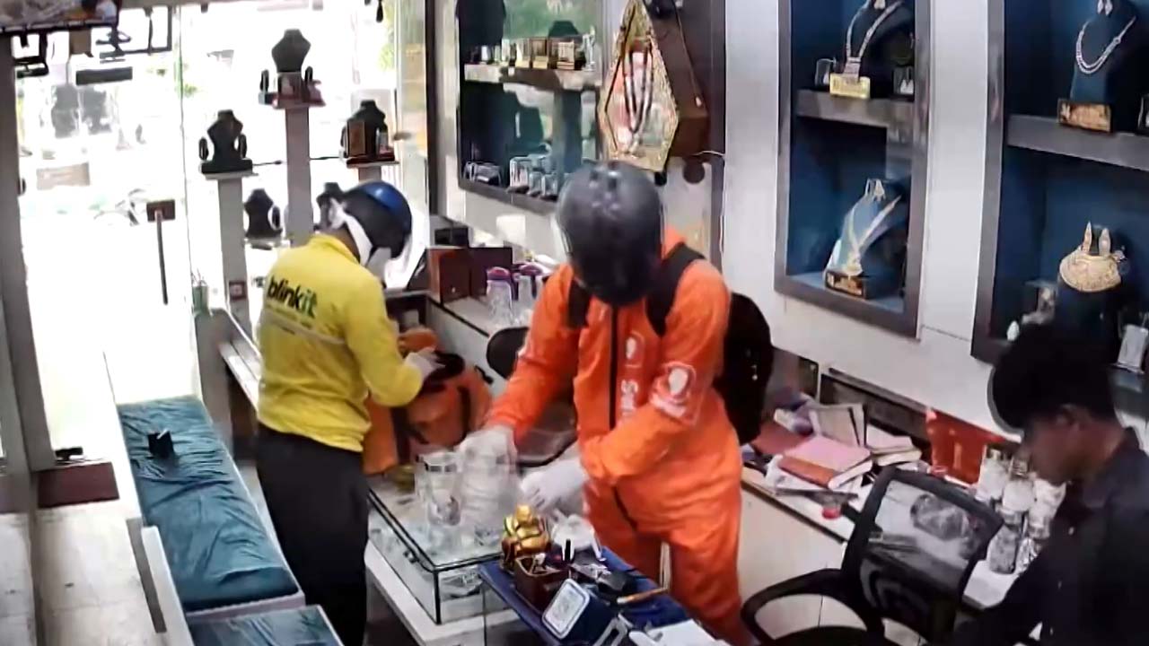 2 Men, Dressed As Delivery Agents, Rob Ghaziabad Jewellery Shop