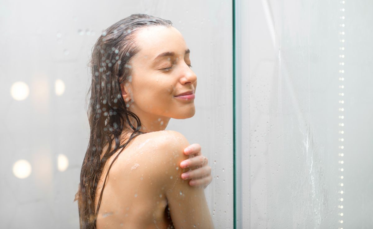 1 महीने तक रोज गर्म पानी से नहाने से क्या होता है? जानिए बड़े फायदे और नुकसान